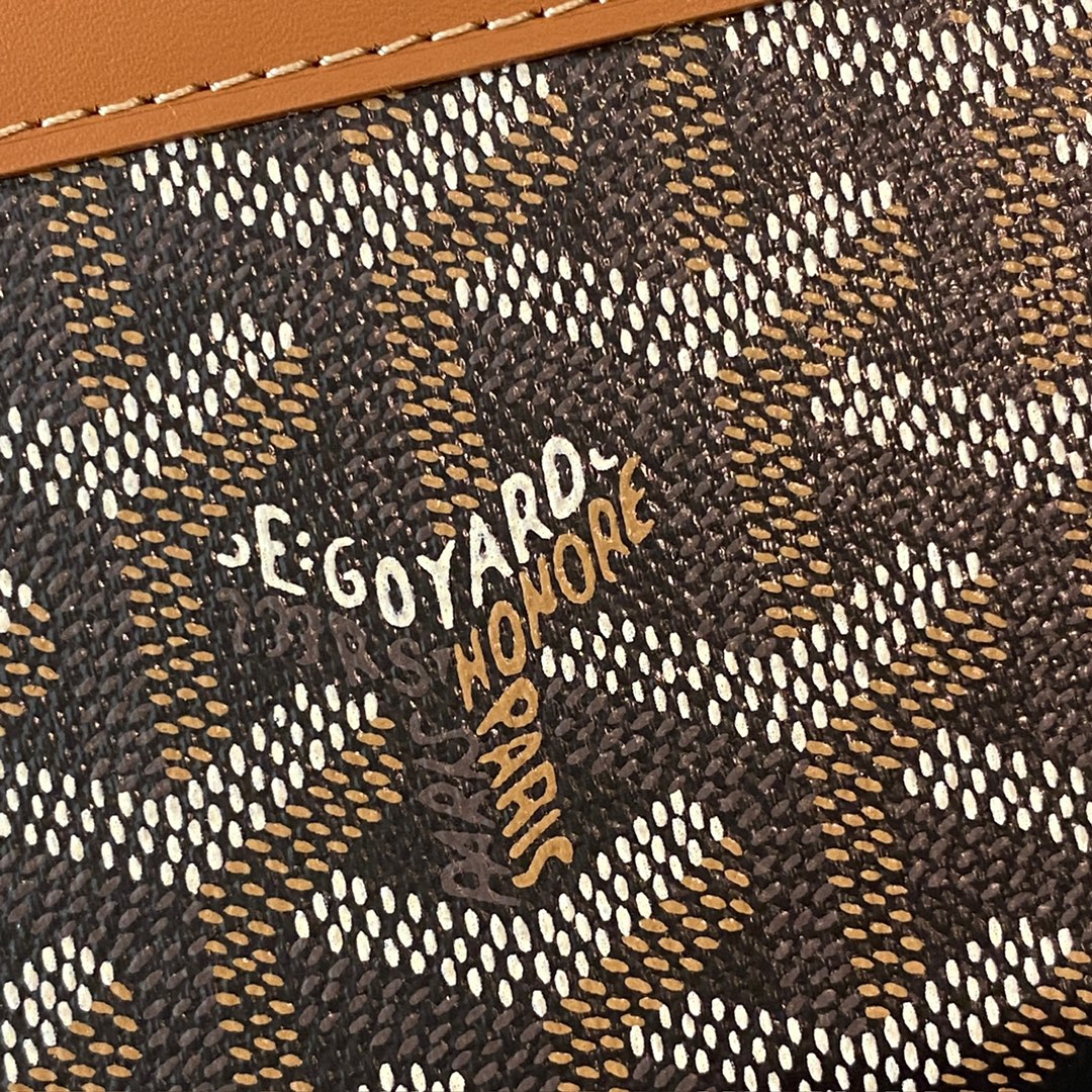 black and tan Go*ard matignon pm wallet is a compact shape and closes securely with a zip