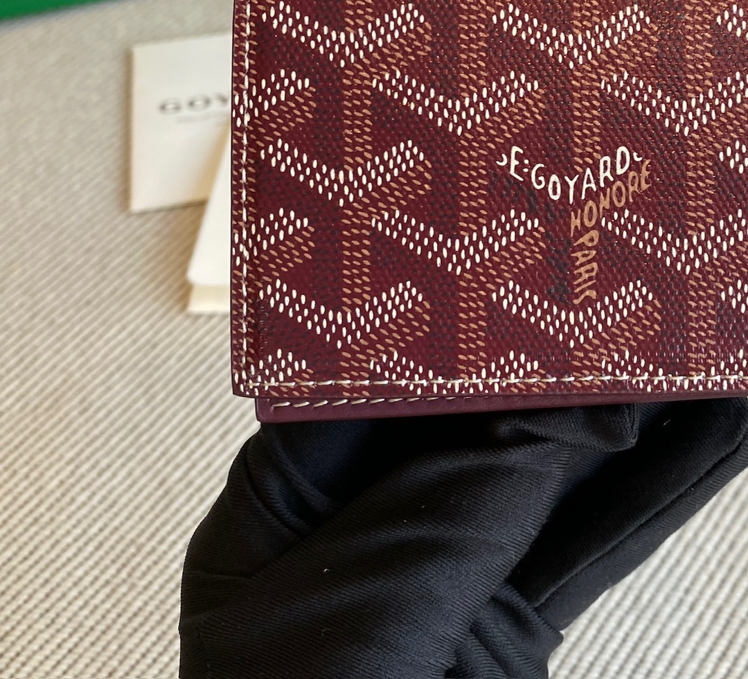 burgundy Go*ard malesherbes card wallet ideal for business as it was designed to hold business cards