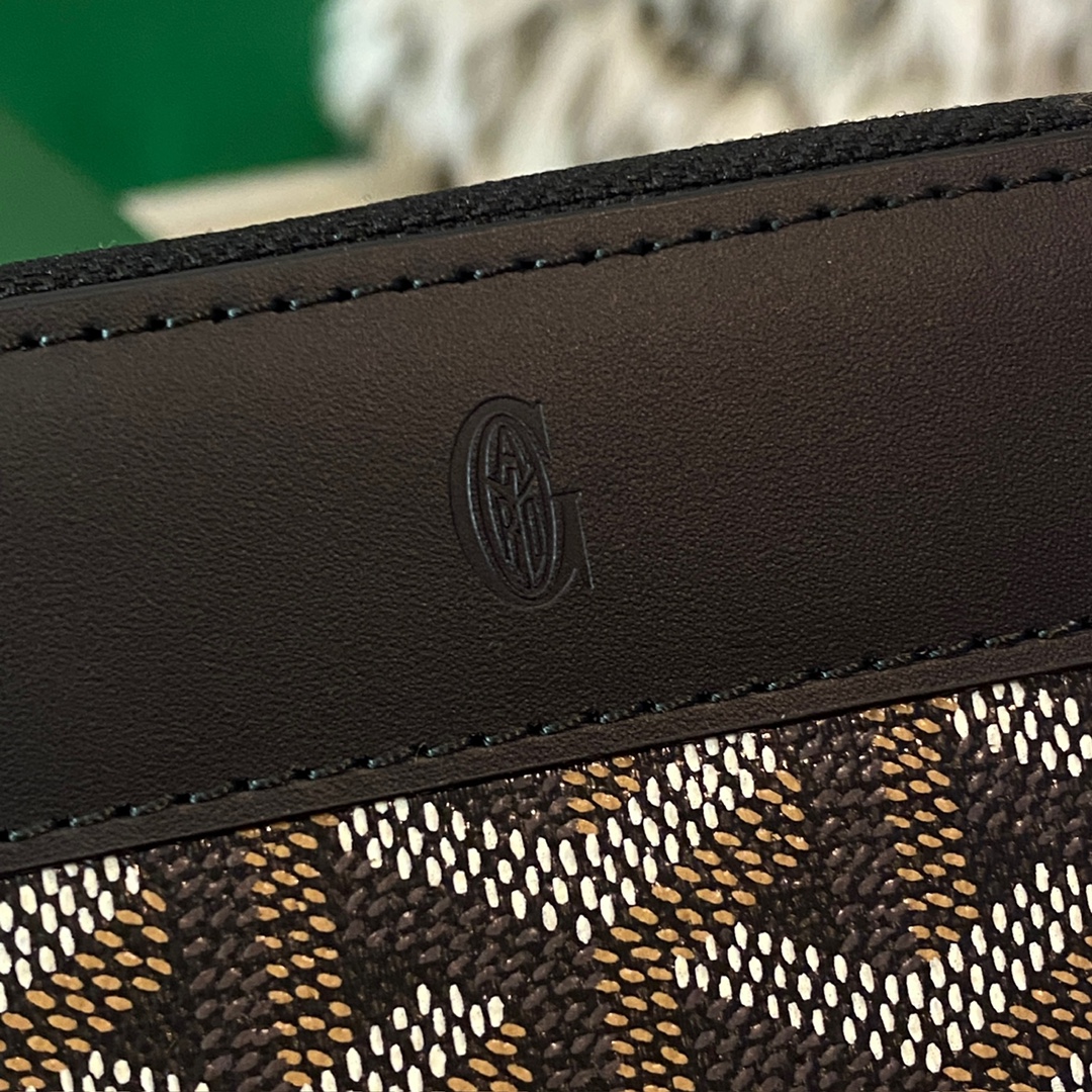 black Go*ard matignon pm wallet is a compact shape and closes securely with a zip