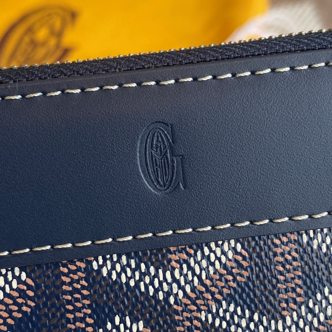 navy Go*ard matignon pm wallet is a compact shape and closes securely with a zip