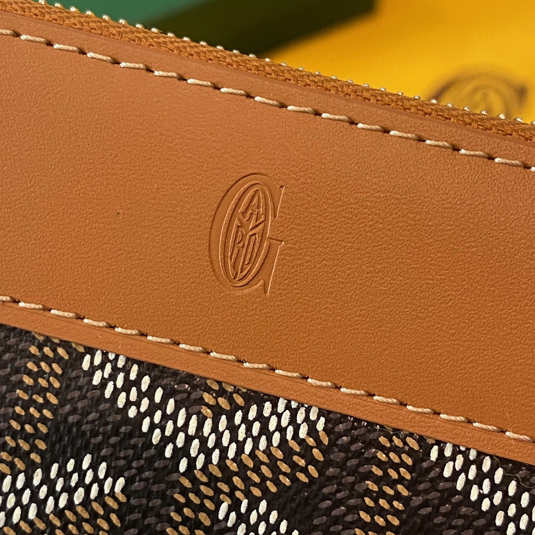 black and tan Go*ard matignon pm wallet is a compact shape and closes securely with a zip