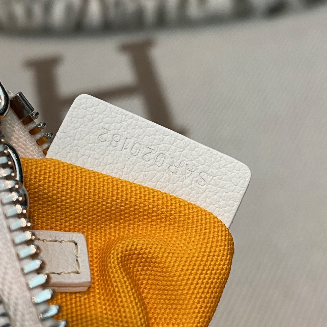 white Go*ard senat nano key pouch inner d-ring and zip closing system