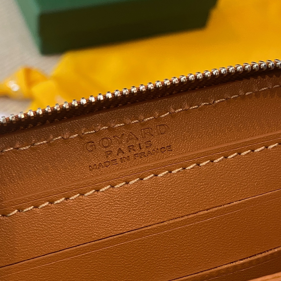 black and tan Go*ard matignon pm wallet is a compact shape and closes securely with a zip