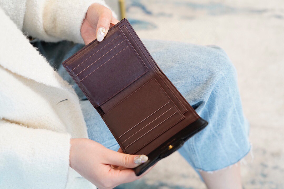 Ch*el classic trifold short clip black sheep gold delicate lambskin has a kind of innate charm