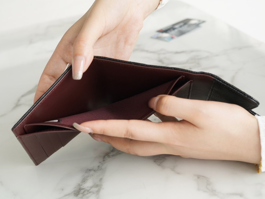 Ch*el classic trifold wallet black silver the world’s top leather haas production of caviar calfskin