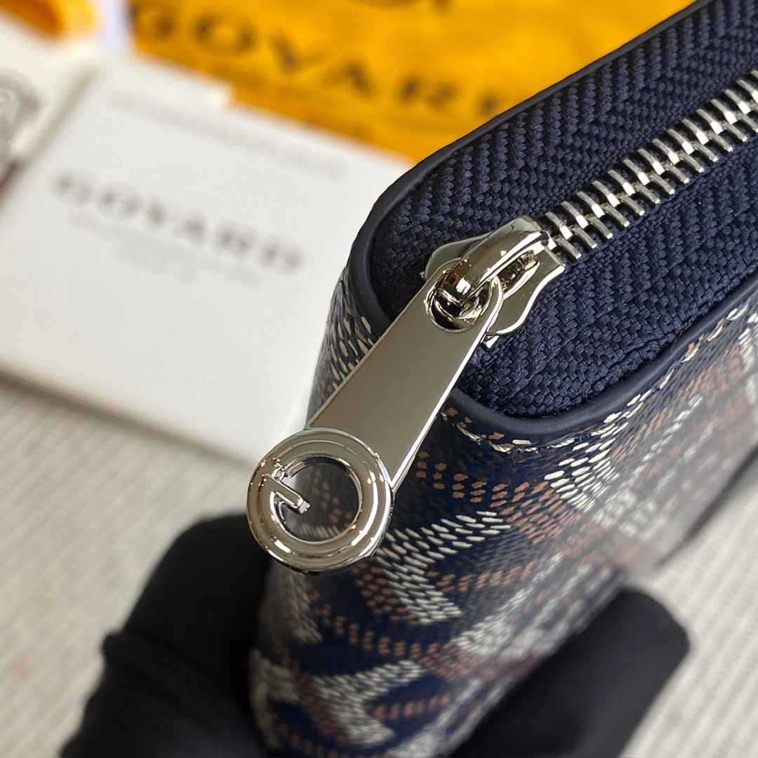 navy Go*ard matignon pm wallet is a compact shape and closes securely with a zip