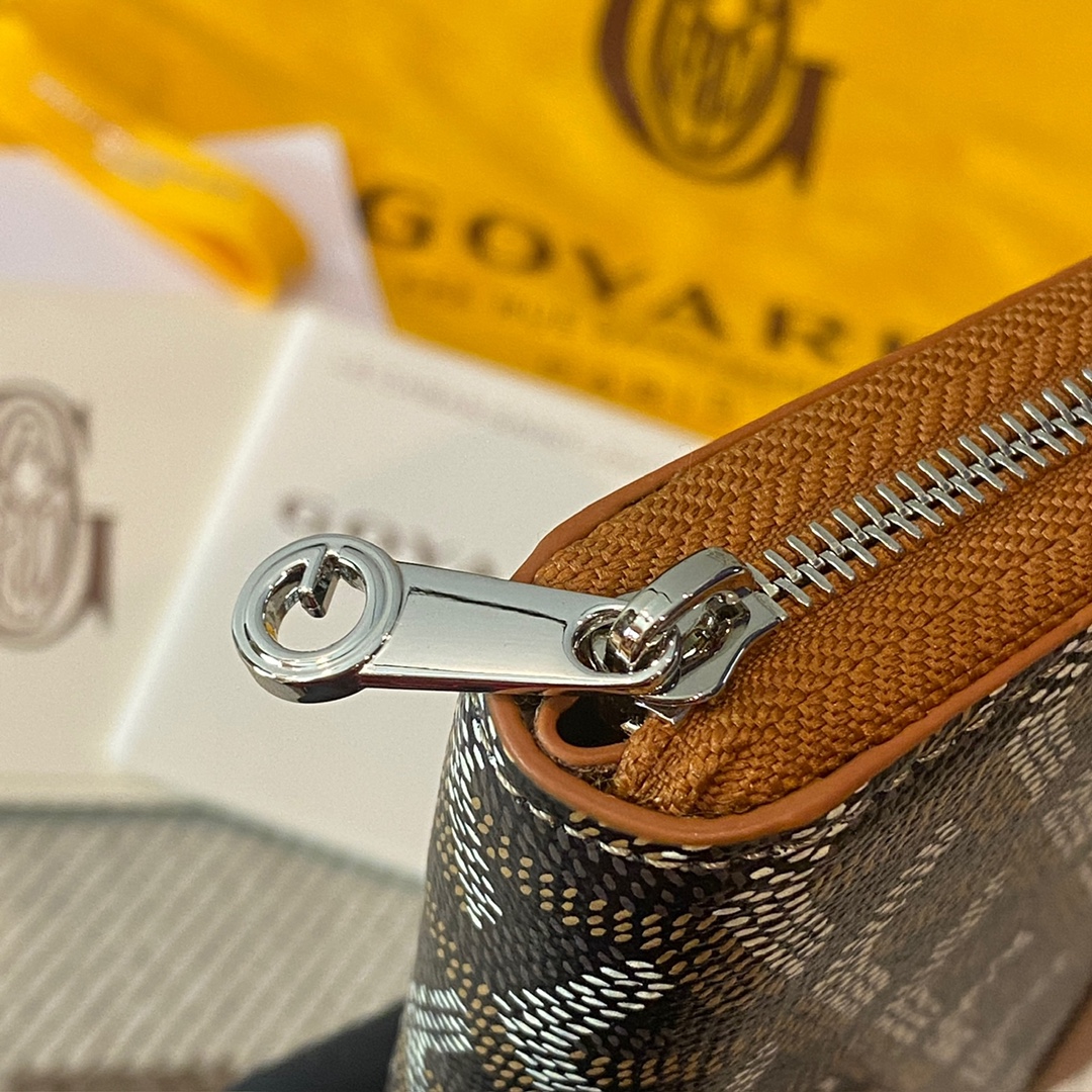 black and tan Go*ard matignon pm wallet is a compact shape and closes securely with a zip