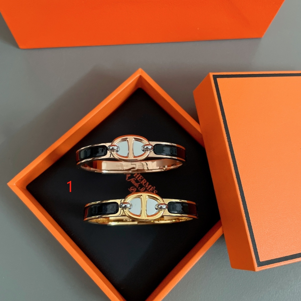 pig nose H**mes bracelet collection