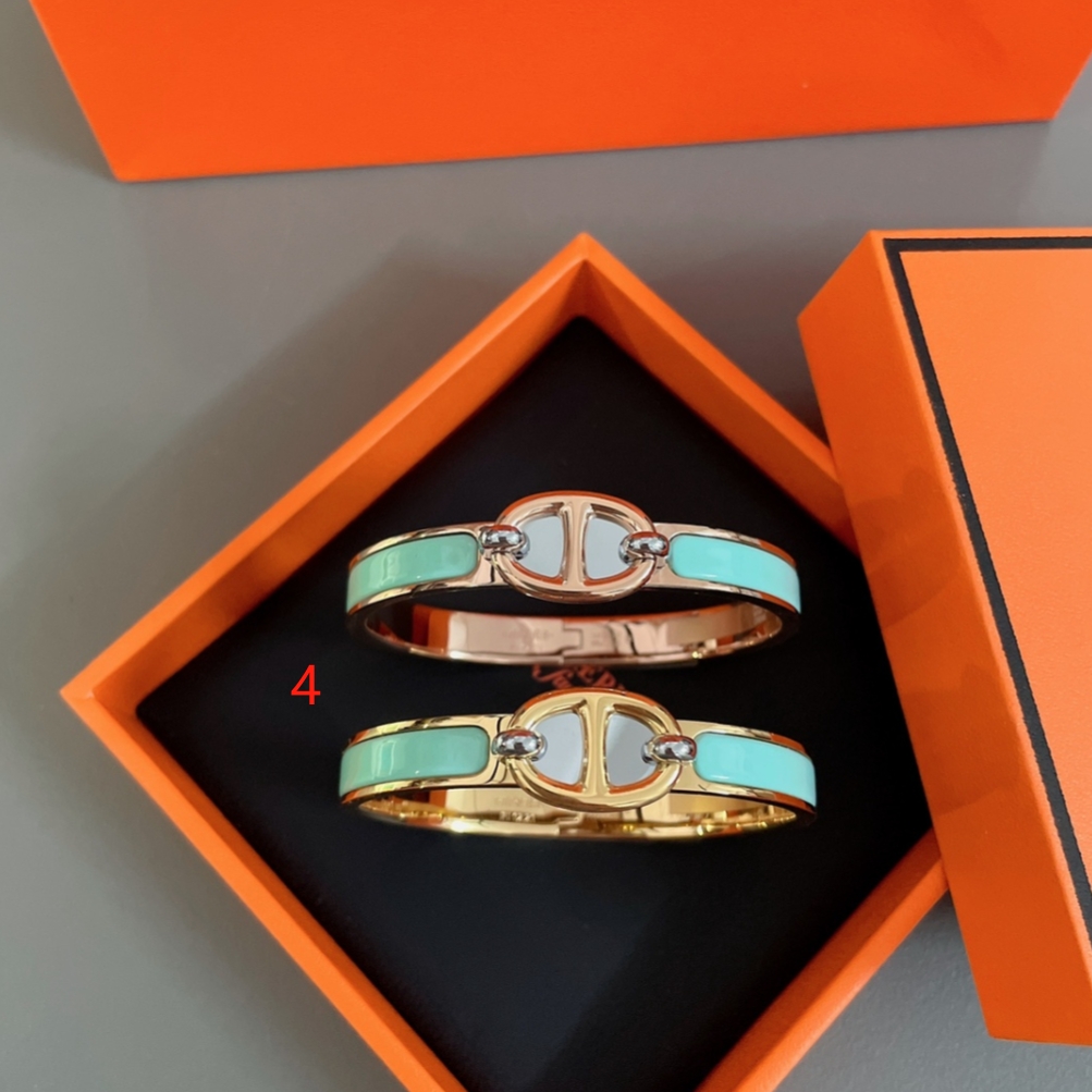 pig nose H**mes bracelet collection